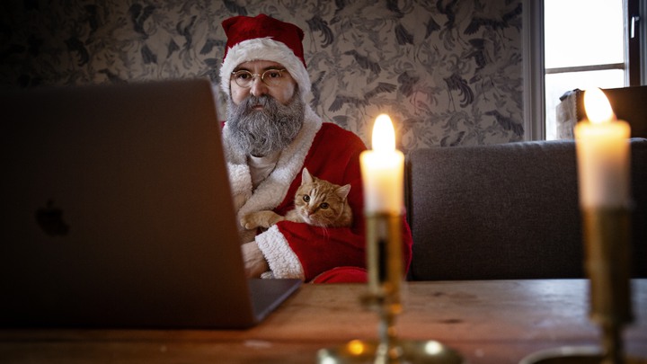 Tomten Tobias Guldstrand har sprayat sk&auml;gget vitt och sitter redo vid datorn tillsammans med katten Findus.