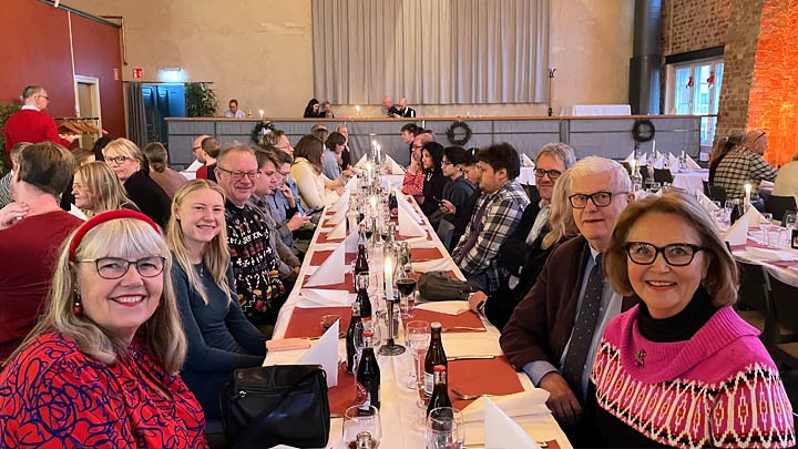 M&auml;nniskor som &auml;ter julbord