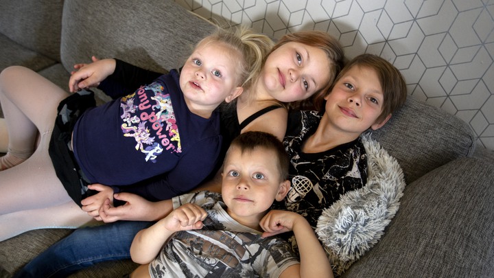 I familjen Klint finns pappa Mattias, mamma Josefine och barnen Elvis, 12 &aring;r, Nova 9 &aring;r, Texaz 7 &aring;r och Havanna 4 &aring;r. Texaz f&auml;rdigbehandlades i januari 2022 och Nova intervjuades i april 2022.