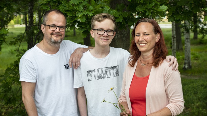 Pappa Patrik, Kevin 17 &aring;r och mamma &Aring;sa, Barncancerfonden.Foto Anna H&aring;llams