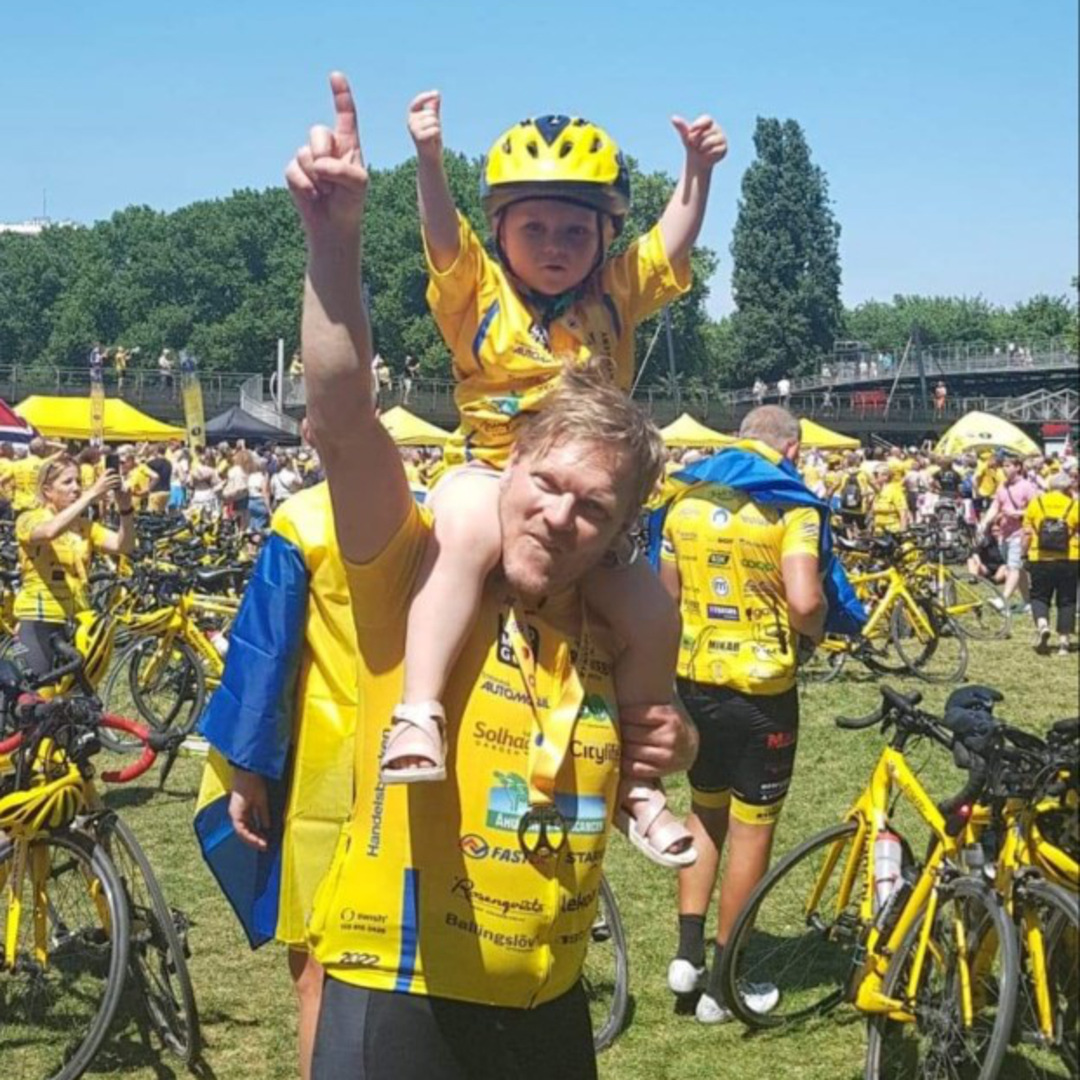 Freja med familj. Drabbades av  rhabdomyosarkom vid 2,5 &aring;rs &aring;lder. &Auml;r idag 4 &aring;r gammal  och f&auml;rdigbhendlad. G&aring;r p&aring; kontorller.