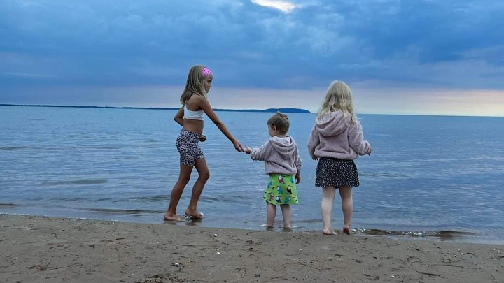 Freja med familj. Drabbades av rhabdomyosarkom vid 2,5 &aring;rs &aring;lder. &Auml;r idag 4 &aring;r gammal och f&auml;rdigbhendlad. G&aring;r p&aring; kontorller.