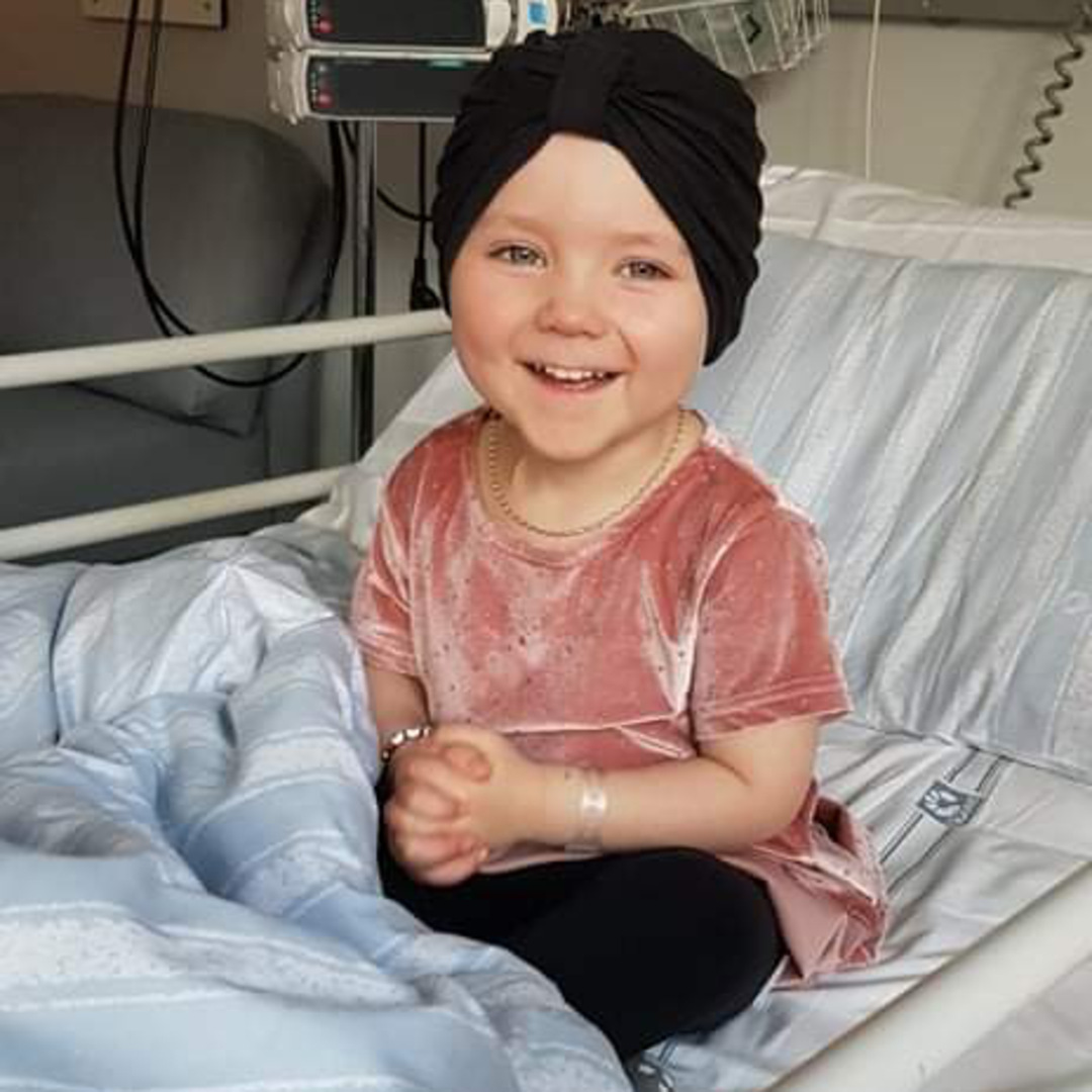 Freja med familj. Drabbades av rhabdomyosarkom vid 2,5 &aring;rs &aring;lder. &Auml;r idag 4 &aring;r gammal och f&auml;rdigbhendlad. G&aring;r p&aring; kontorller.