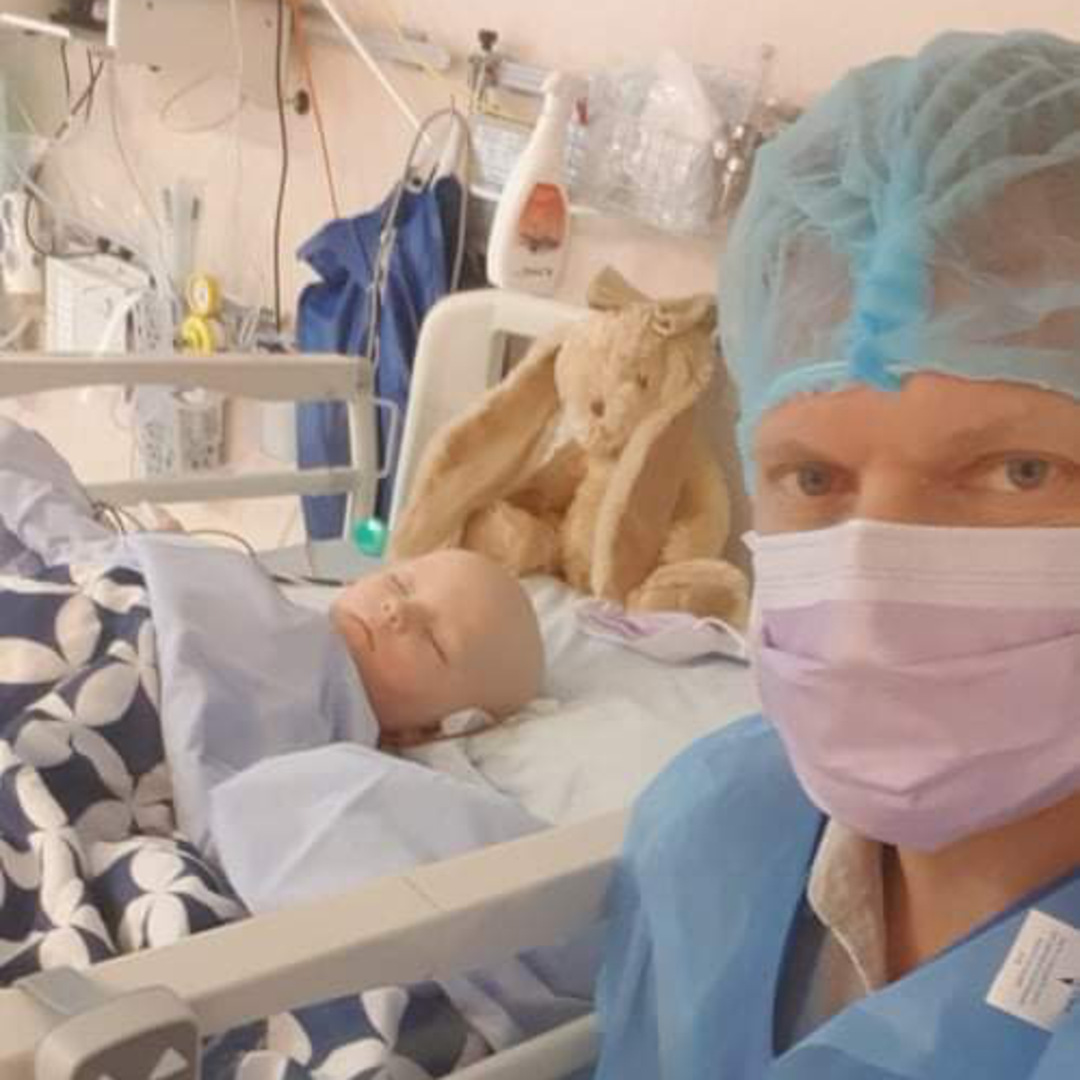 Freja med familj. Drabbades av rhabdomyosarkom vid 2,5 &aring;rs &aring;lder. &Auml;r idag 4 &aring;r gammal och f&auml;rdigbhendlad. G&aring;r p&aring; kontorller.