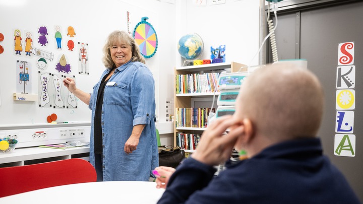 Marie Sandgren som jobbar p&aring; barncanceravdelningen p&aring; Link&ouml;pings universitetssjukhus, Avdelning BOND (Barnavdelning f&ouml;r onkologi, neurologi och diabetes) i Link&ouml;ping.Flickan p&aring; bild heter Lisen Nilsson.Sjukhusl&auml;rare som sitter vid bord med Marie heter Maja johansson och Anders SvenssonFoto Jonas Bilberg