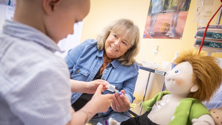 Marie Sandgren som jobbar p&aring; barncanceravdelningen p&aring; Link&ouml;pings universitetssjukhus, Avdelning BOND (Barnavdelning f&ouml;r onkologi, neurologi och diabetes) i Link&ouml;ping.pojken p&aring; bild heter Malte Karlsson.Sjukhusl&auml;rare som sitter vid bord med Marie heter Maja johansson och Anders SvenssonFoto Jonas Bilberg