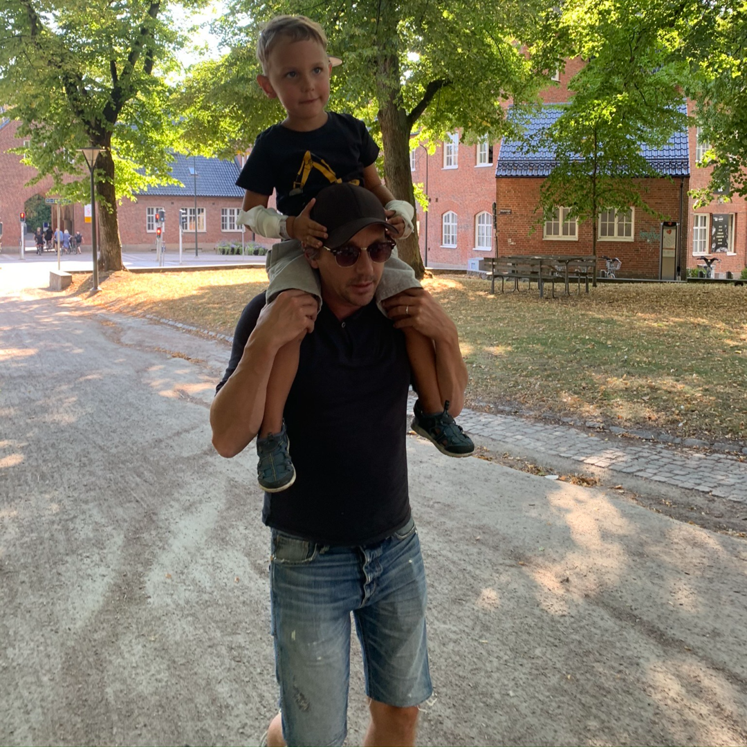 Caspian sitter p&aring; sin pappas axlar.