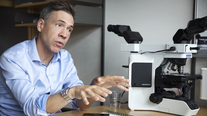 Bakgrund: Ett reportage till Barncancerfondens webb om ett forskningsprojekt som g&aring;r ut p&aring; att g&ouml;ra en total kartl&auml;ggning av cancersjuka barns arvsmassa.BCF finansierar projektet med 15 MKR.Reportaget p&aring; forskaren David Gisselsson Nord p&aring; BMC i Lund.P&aring; bild: Forskaren David Gisselsson f&ouml;rklarar hur projektet fungerar.Fotograf : Johan B&auml;vmanUppdrag : Carl Hjelm / OTW