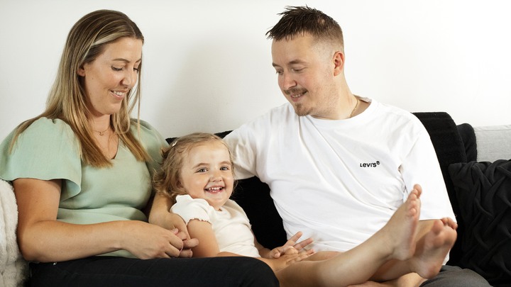 Alicia Bornebach, mamma Malin, pappa Samuel f&ouml;r Barncancerfonden
