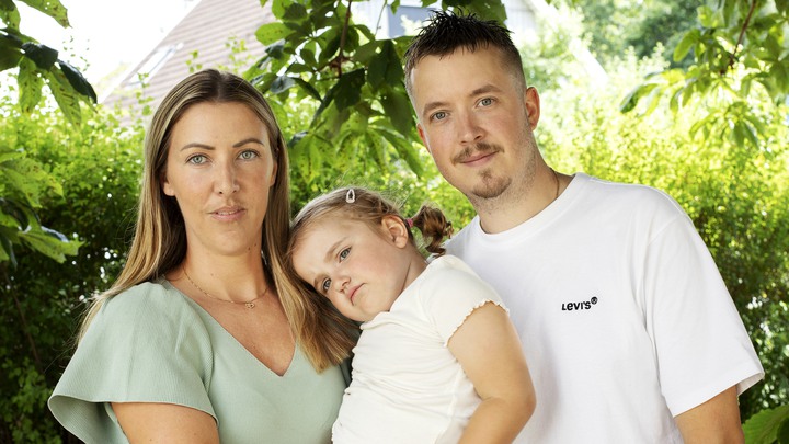 Alicia Bornebach, mamma Malin, pappa Samuel f&ouml;r Barncancerfonden