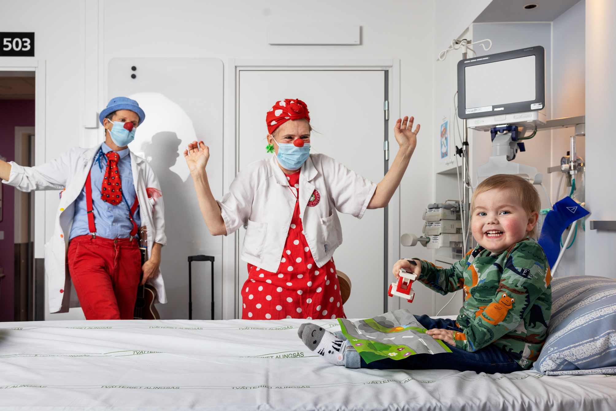 Tv&aring; clowner som bes&ouml;ker ett sjukt barn p&aring; sjukhuset