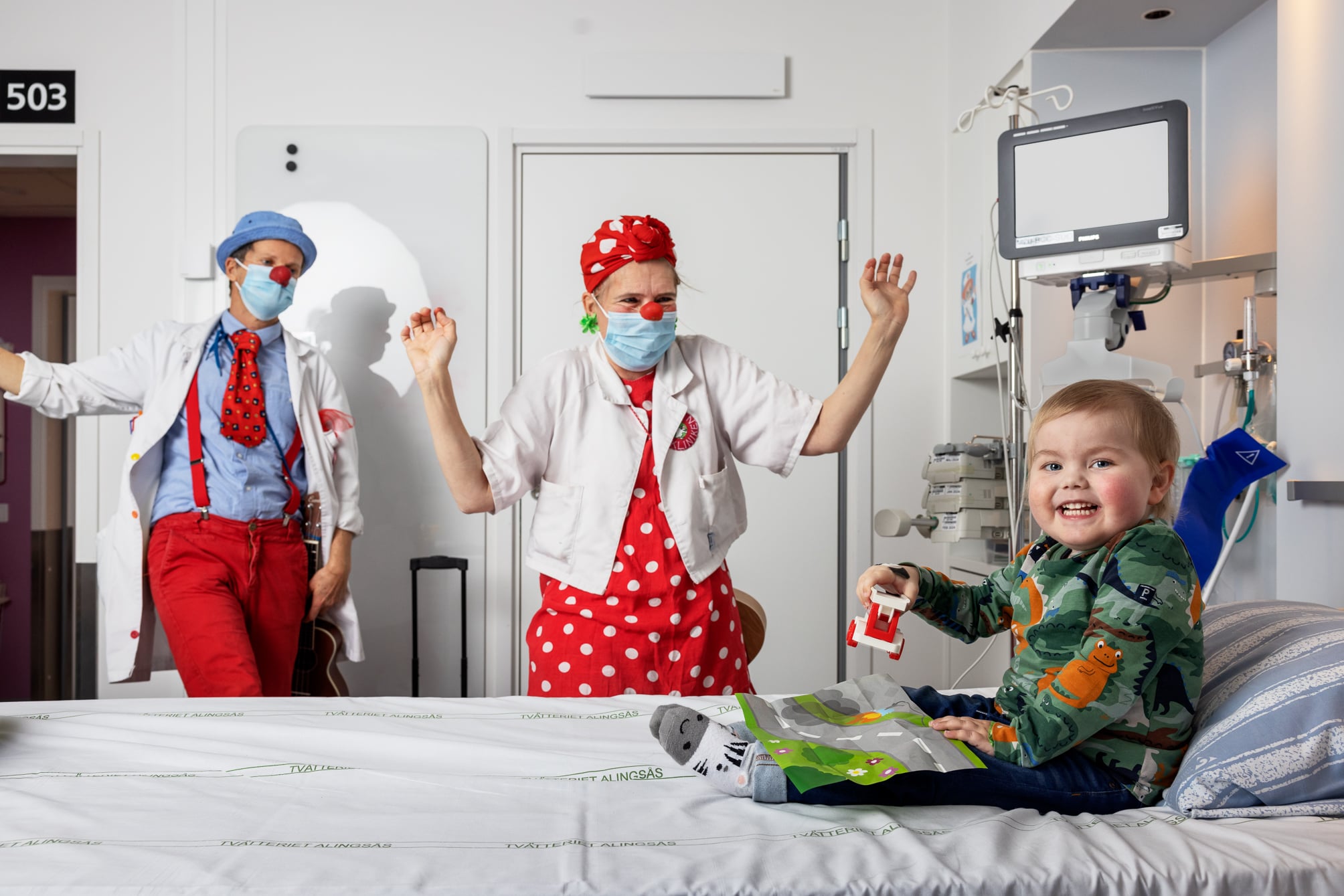 Tv&aring; clowner som bes&ouml;ker ett sjukt barn p&aring; sjukhuset
