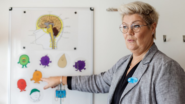 Kvinna som visar se-h&ouml;ra-g&ouml;ra materialet