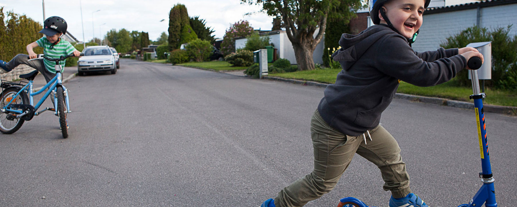 Gabbe leker med sin sparkcykel.